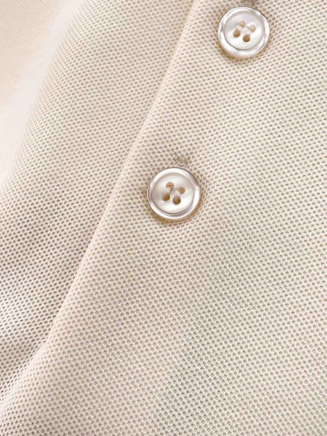 Burberry New Arrival Polo shirt, complete with three labels, original fabric, original customized accessories, official Same Style, made of 210g pure cotton pique fabric, customized same-tank dyed fabric, very comfortable and smooth to the touch, very wide and stylish, produced by the first-line brand Factory, imported Behringer embroidery machine, embroidery is full and textured, the collar rib is woven with imported yarn, does not deform after long-term wear, the most New Arrival style in spring and summer, fashionable and individual Super Versatile and good-looking. It is very suitable for both men and women. It is a must-have for everyone. Size: S-XXL